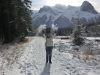 Sandra genießt den Schnee der Rocky Mountains