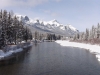 Bow River mit Rocky Mountains im Hintergrund