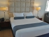 Das komfortable Bett in unserer Spa-Suite (Coral Sea Resort Airlie Beach)