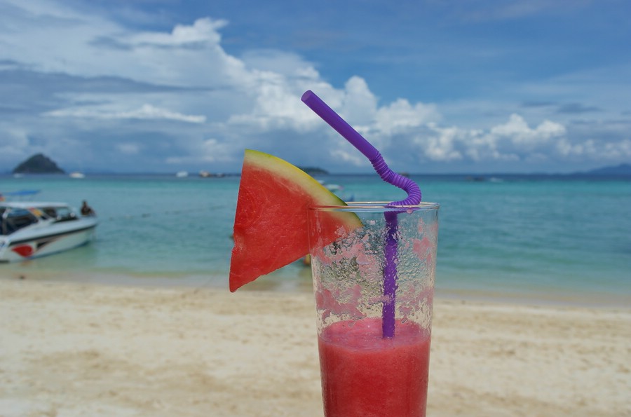 Cocktail am Strand von Ko Phi Phi Don