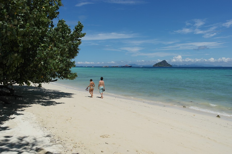 Ein Paar am Laem Tong Beach (Phi Phi Islands)