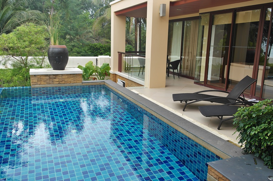 Privater Plunge Pool in der luxuriösen Mövenpick Pool Suite Bangtao Beach