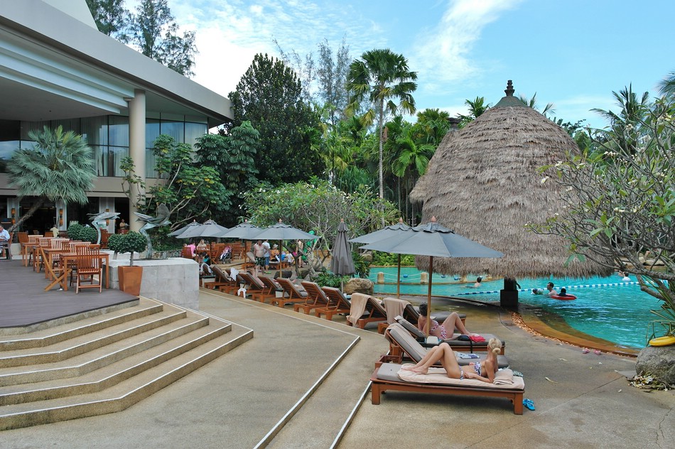 Ansicht vom Main Pool am Hauptgebäude des Mövenpick Resort Karon Beach