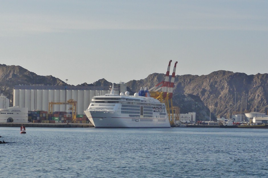 Die MS EUROPA 2 im Hafen von Maskat (Muscat, Oman)