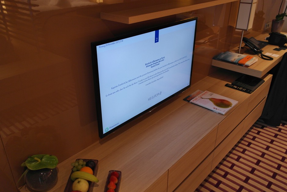 Der große Flat-TV in einer SPA Suite der MS Europa 2
