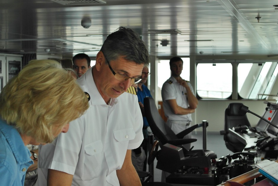 Kapitän der MS EUROPA 2 beim Tag der offenen Brücke