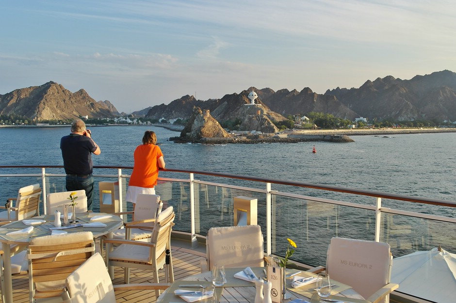 Blick auf den Hafen und die Berge von Maskat im Oman (Kreuzfahrt)