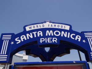 Schild am Eingang zum Santa Monica Pier (Los Angeles)