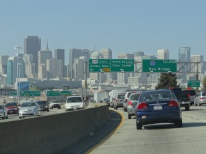 Verkehr in Richtung San Francisco: Skyline im Hintergrund
