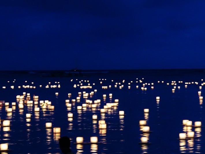 Lantern Floating Zeremonie auf Hawaii