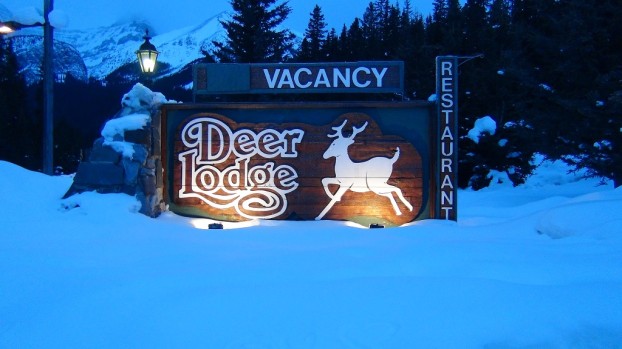 Eingangsschild der Deer Lodge Lake Louise