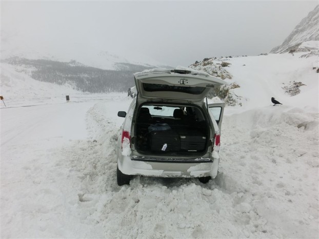 Abseits der Piste: Unser Auto im Schneegraben