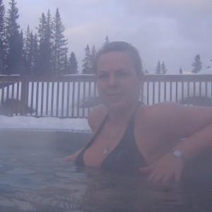Sandra relaxt im Hot Tub der Deer Lodge