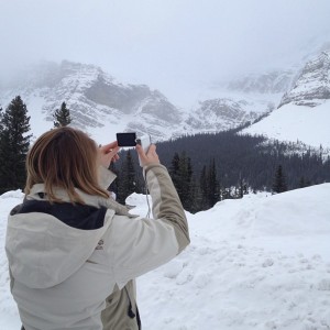 Sandra filmt die Berglandschaft in Kanada