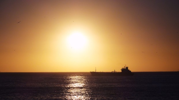 Schiff im Sonnenuntergang von Kapstadt