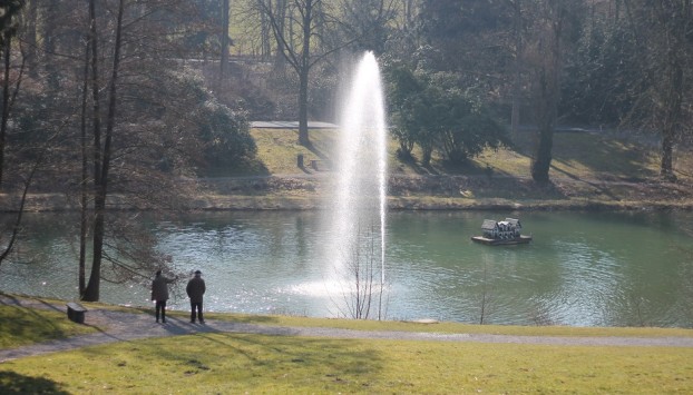 Romantischer Schlosspark mit dem kleinen Teich