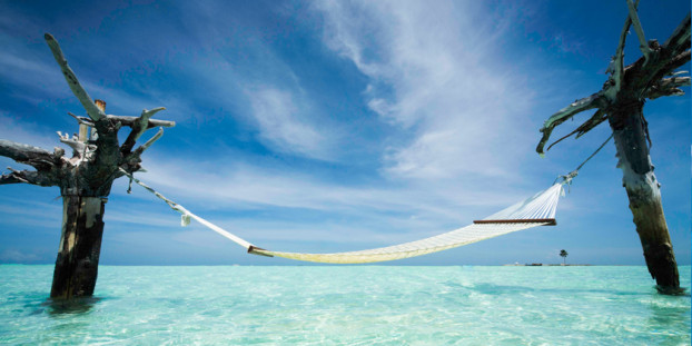 Gili Lankanfushi Hängematte im Wasser