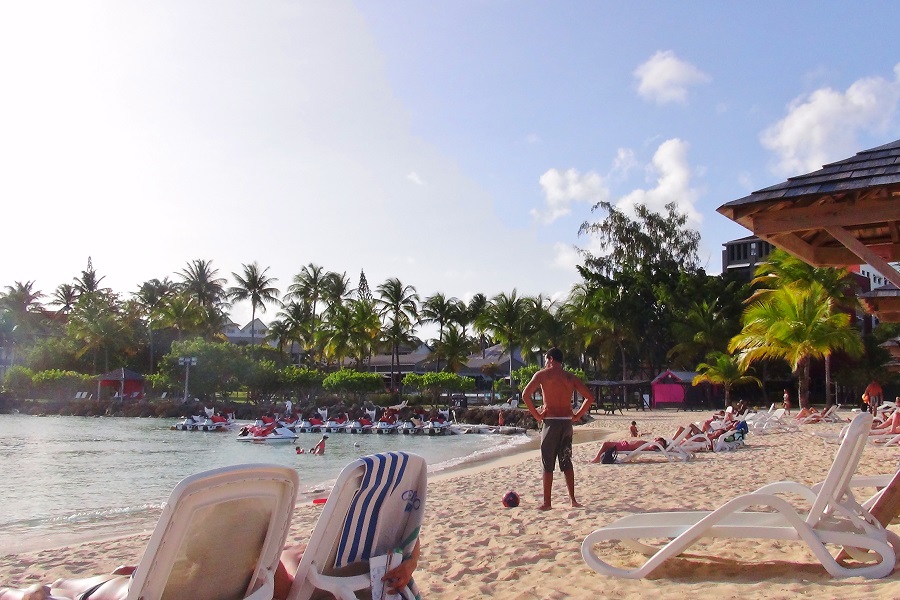 Der Strand am La Creole Beach Hotel auf Guadeloupe