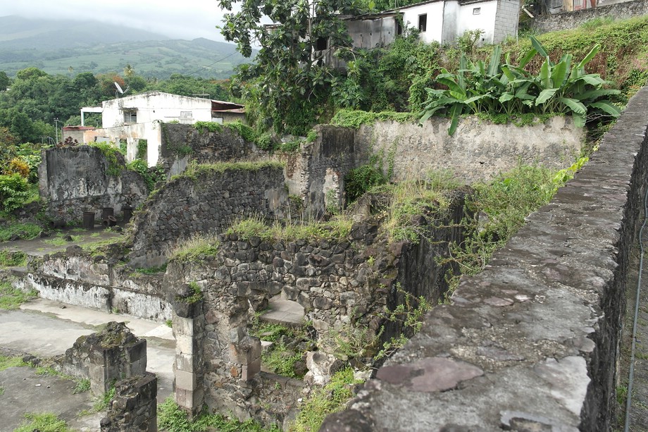 Ein Teil der verbliebenen Ruinen in Saint-Pierre (Martinique)