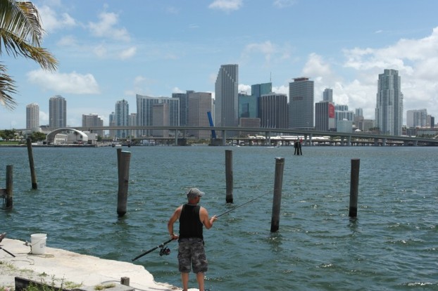 Angeln mit Blick auf die Miami Skyline