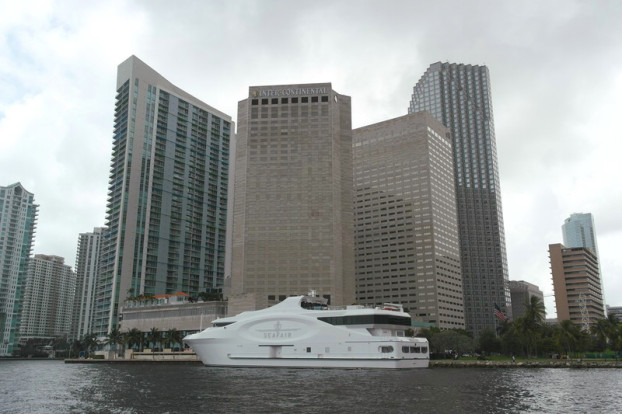 Marina von Downtown Miami mit Megayacht