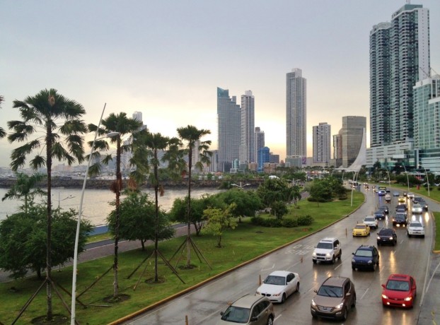 Panama-Stadt: Skyline hinter der Av. Balboa