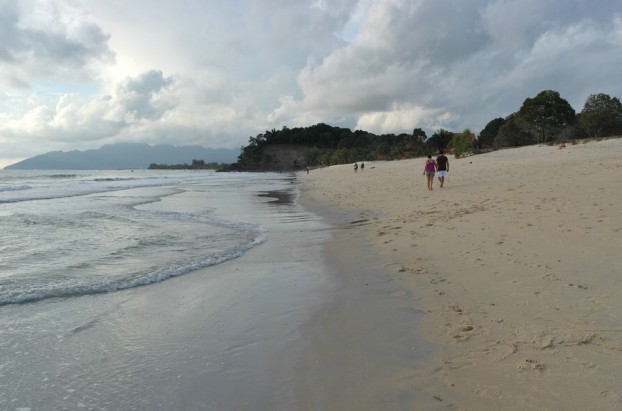 Spaziergang am Cenang Beach auf Langkawi