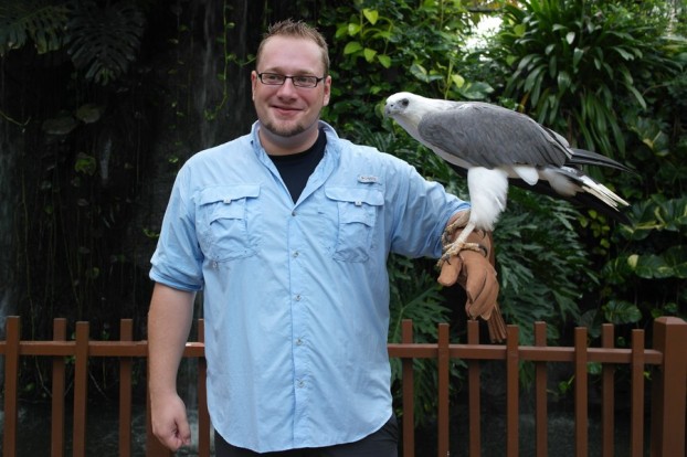 Reiseblogger Alex mit einem Adler im Wildlife Park Langkawi