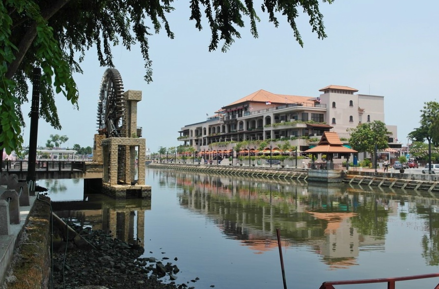 Blick auf das Luxushotel Casa del Rio am Flussufer von Malakka