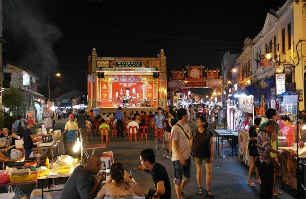Bühne und Food-Stände in der Jonker Street von Malakka