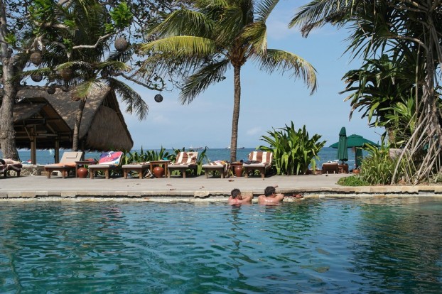 Novotel Bali Benoa Main Pool mit Blick Richtung Strand