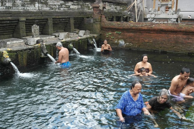 Waschung an den Heiligen Quellen des Pura Tirta Empul Bali