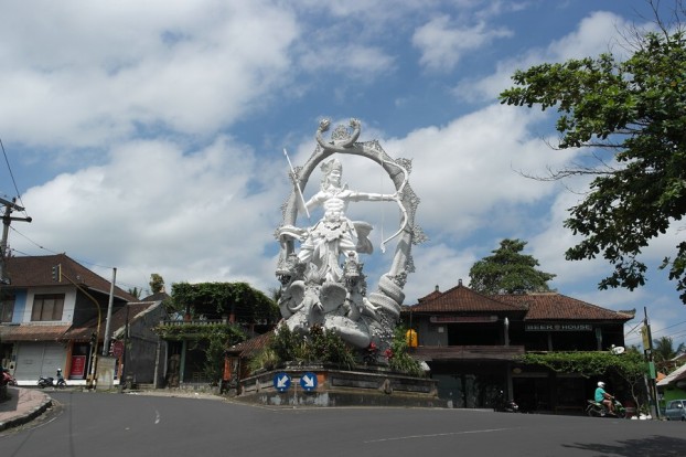 Gigantische Statue im Kreisverkehr von Ubud
