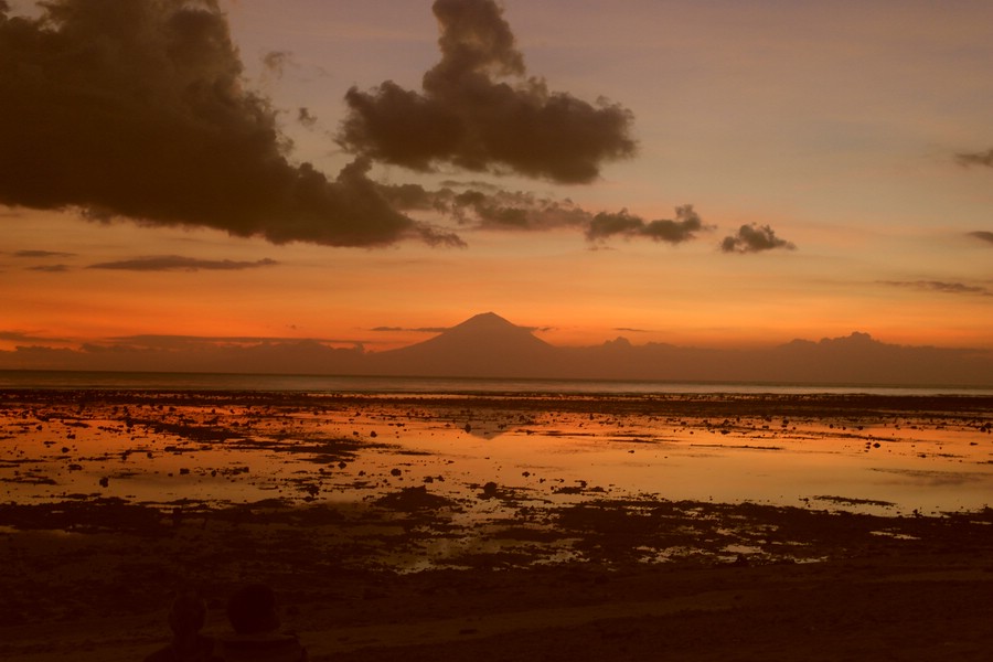 Zauberhafte Farbenspiele zum Sonnenuntergang auf den Gili Islands