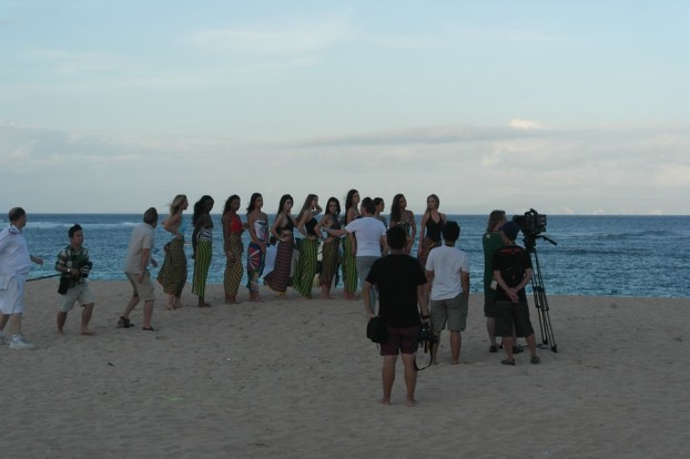 Ein Teil der Miss World Finalistinnen am Strand des Ayodya Resorts