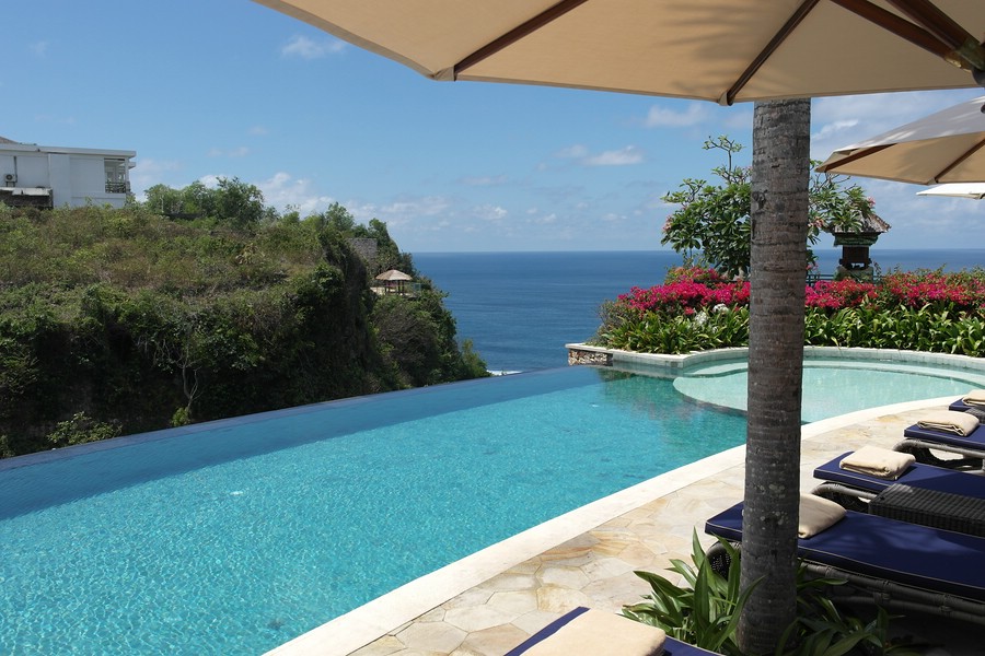 Bali: Der Pool im Semara-Resort oberhalb von Finns Beach Club