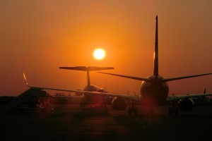 Sonnenaufgang am Flughafen: Airplane Sunrise