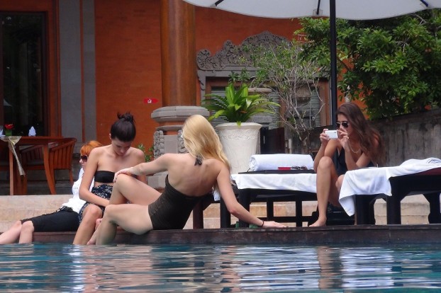 Beauty-Auflauf am Pool des Ayodya Resorts in Nusa Dua (Bali)
