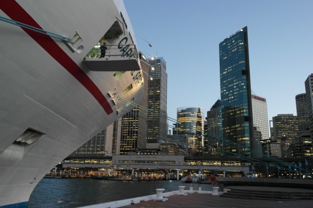 Stadtblick: Carnival Spirit Kreuzfahrtschiff im Sydney Harbour