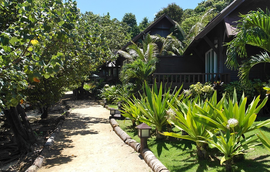 Bungalows im weitläufigen Garten des Holiday Inn Phi Phi Inseln Thailand