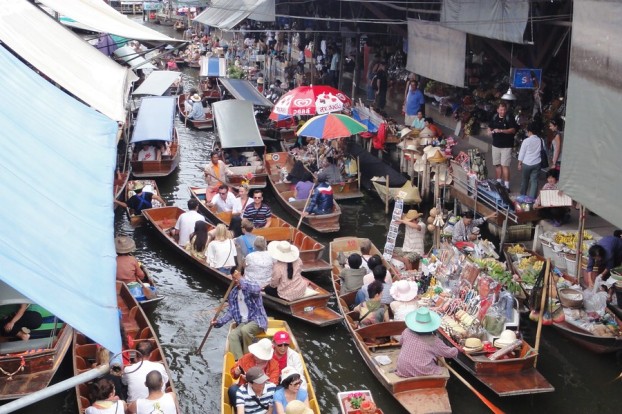 Viel Verkehr auf dem  Floating Market von Damnoen Saduak bei Bangkok