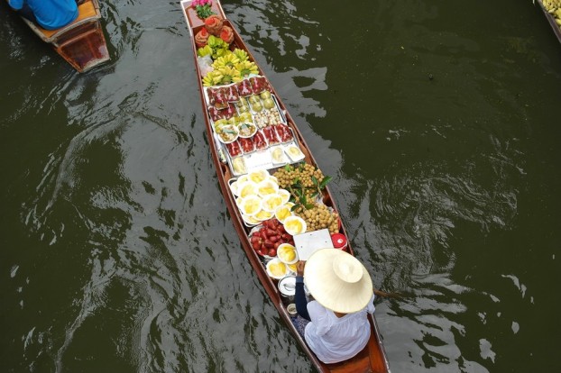 Farbenfrohe Eindrücke von oben: Eine Marktfrau mit ihrem Longtail-Boot