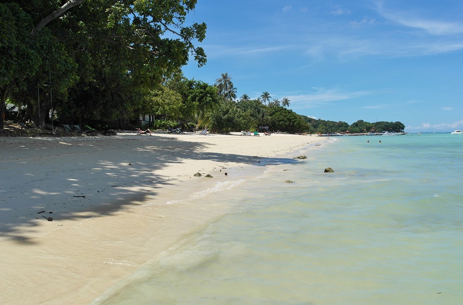 Hier lässt es sich aushalten: Der Laem Tong Beach vor dem Holiday Inn Phi Phi Islands