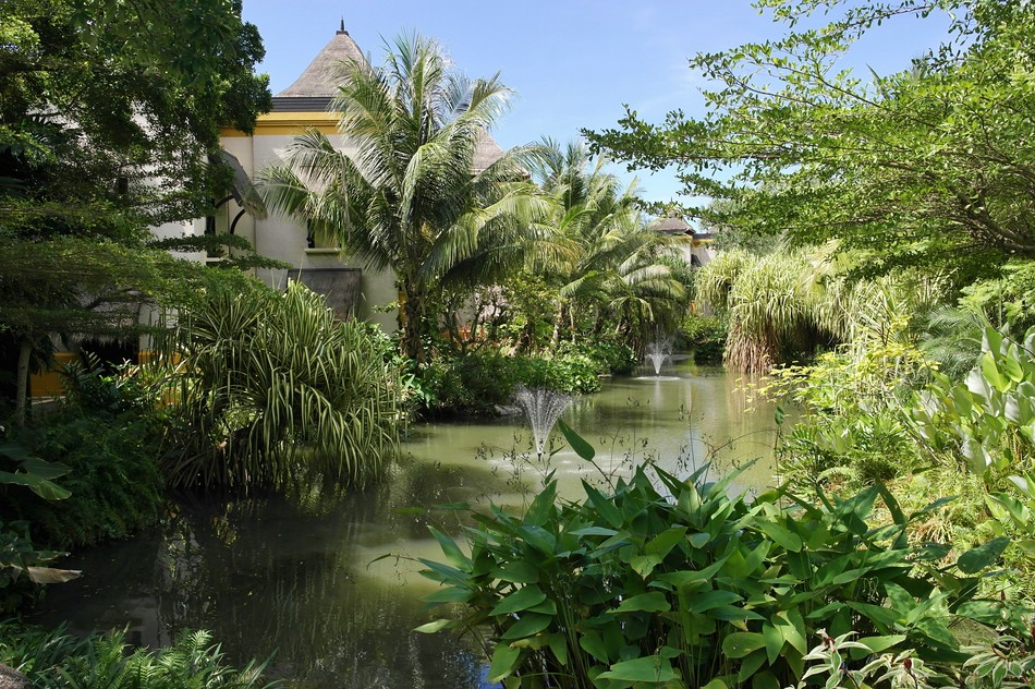 Der große Garten im Mövenpick Resort Karon Beach (Phuket) umfasst auch eine Lagune