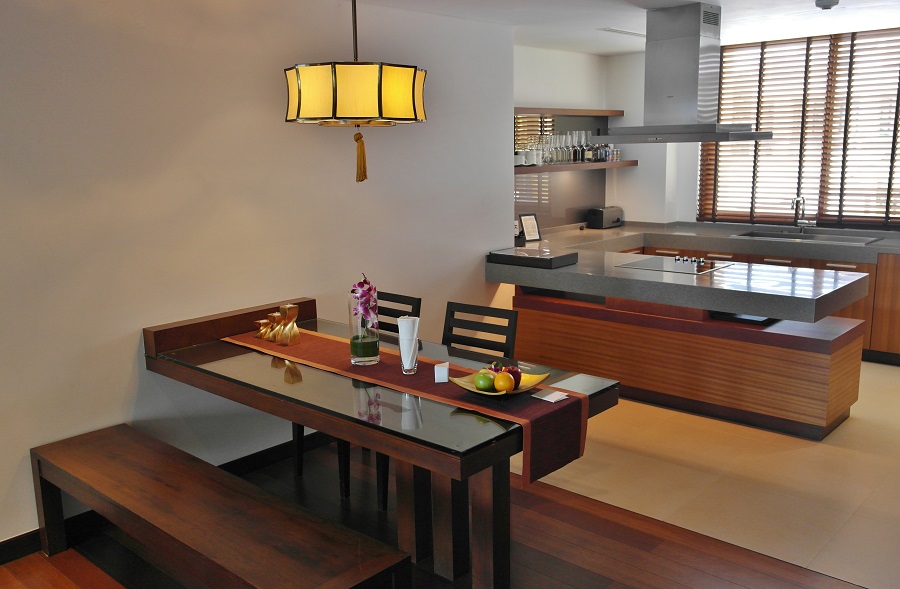 Viel Platz und damit ideal auch für Familien: Essbereich und Küche im Mövenpick Resort Bangtao Beach