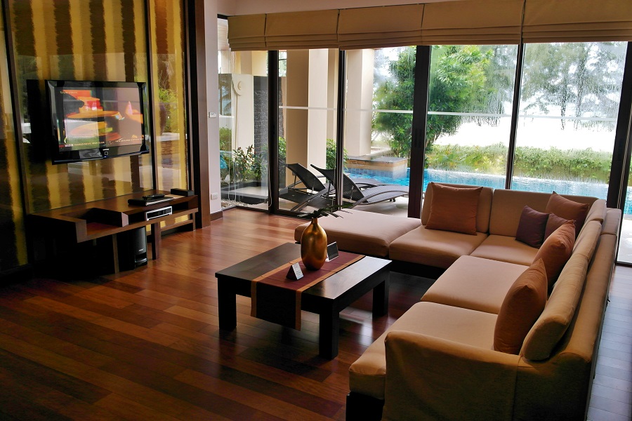 Wohnbereich unserer Pool Suite im Mövenpick Resort Bangtao Beach