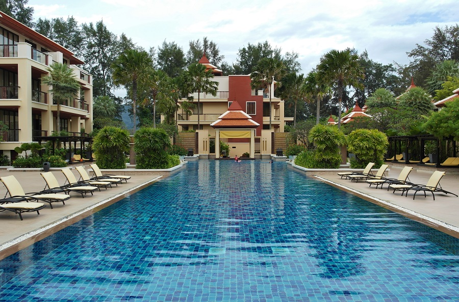 Beeindruckender Haupt-Pool im Mövenpick Bangtao Beach Resort Phuket