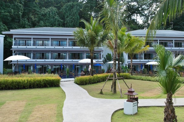 Natureinbindung: Das Sensimar Resort Khaolak liegt in einem üppig-grünen Garten
