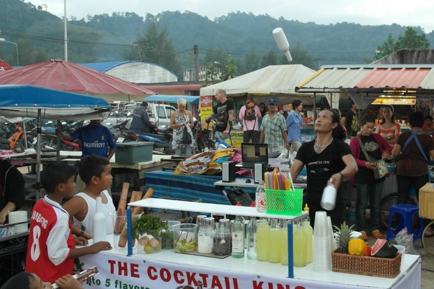 Barmixer-Show auf dem Bangniang Market Khaolak