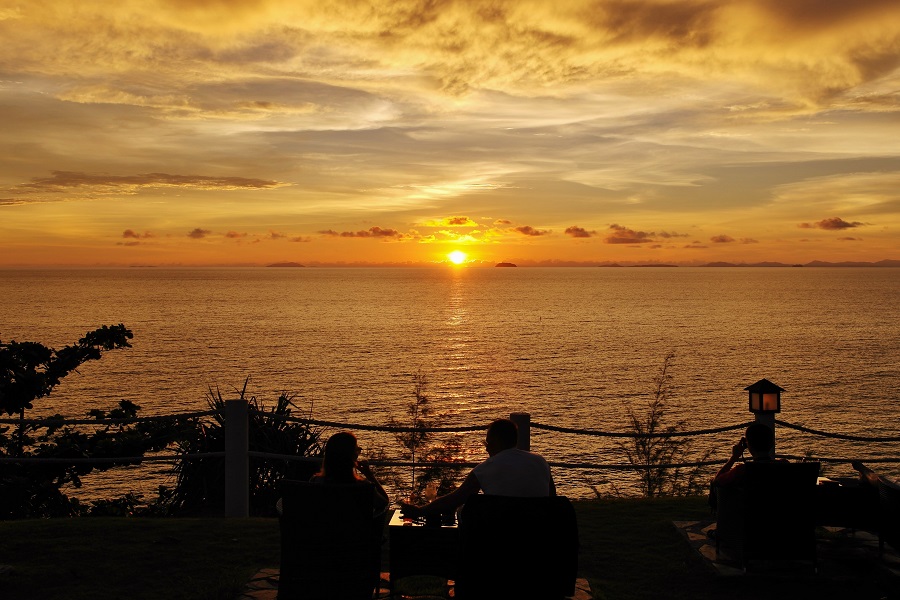 Romantik pur: Cocktail in der Sunset-Bar des Holiday Inn Phi Phi Islands